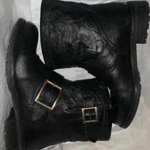 Jimmy choo YOUTH II
Black Smooth Leather Biker Boots with Gold Buckles